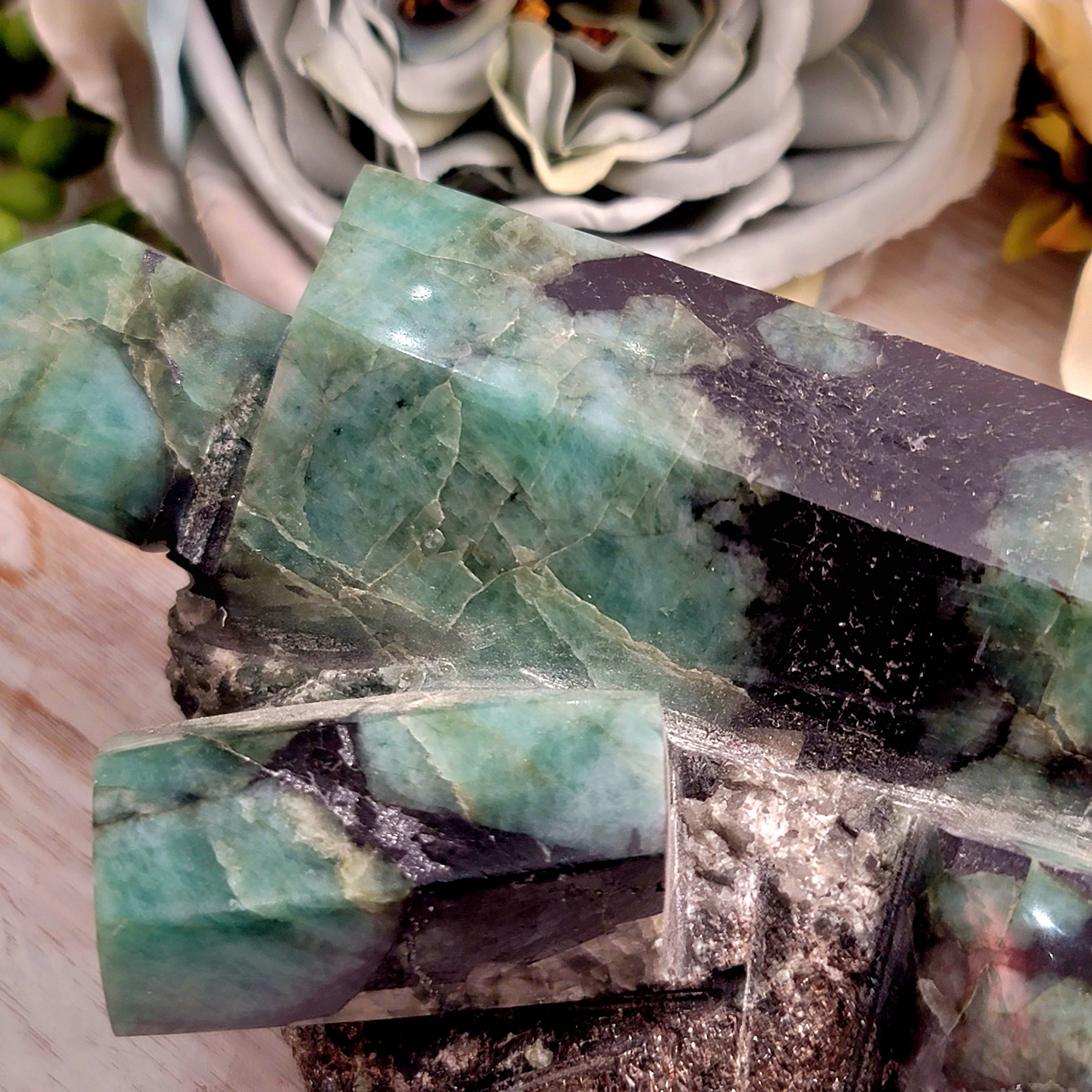 Emerald on Matrix for Attracting Abundance and Love